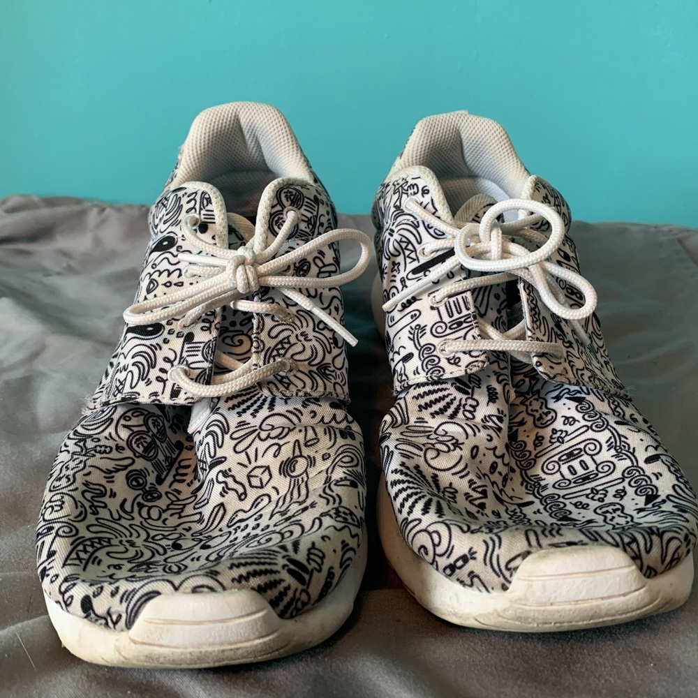Women’s size 9.5 patterned Nike Roshe